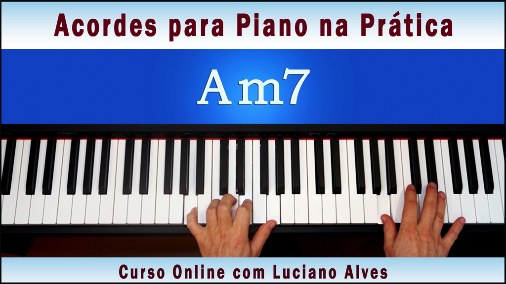 Mãos no teclado e cifra em cima. Curso de acordes para piano com Luciano Alves.