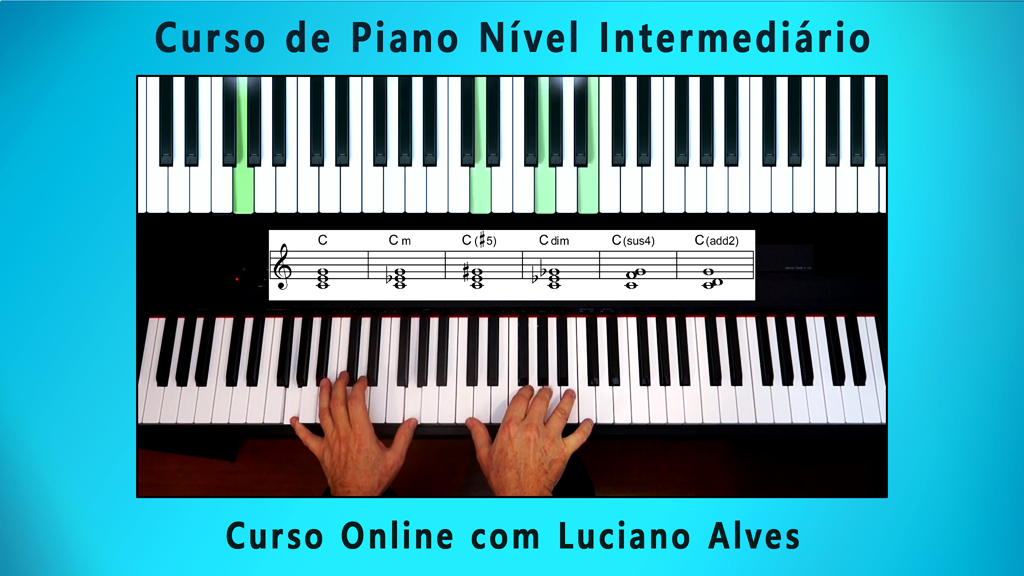 Duas mãos tocando piano com trecho de partitura em cima. Curso com Luciano Alves.