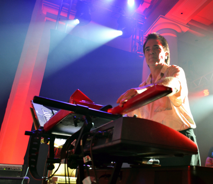 Luciano Alves tocando teclados