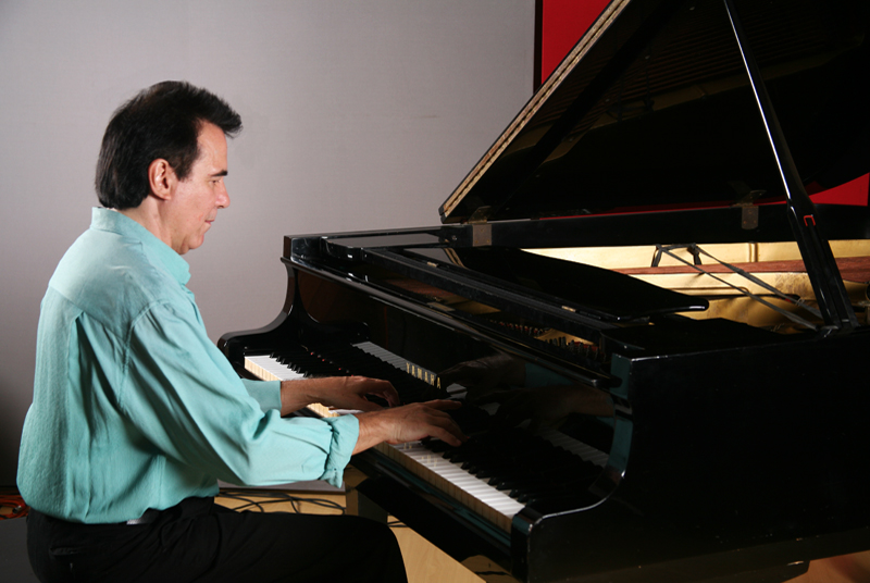 Luciano Alves tocando piano de cauda Yamaha