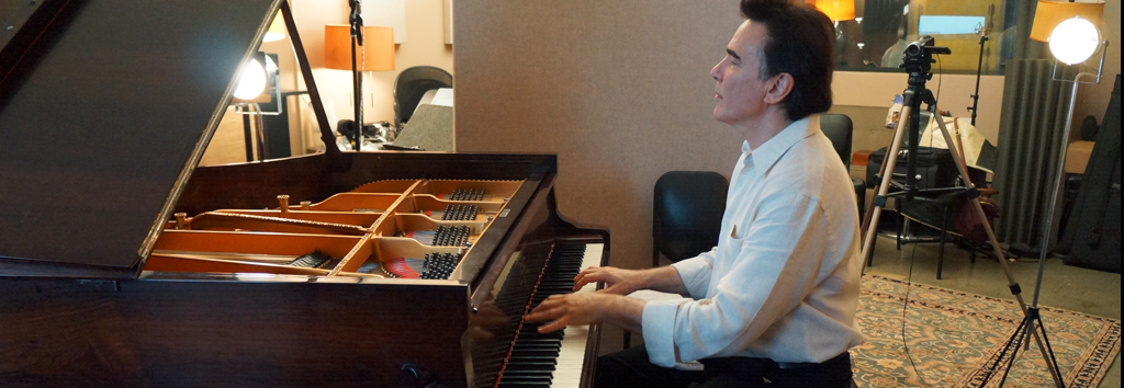 Luciano Alves no estúdio com piano Steinway