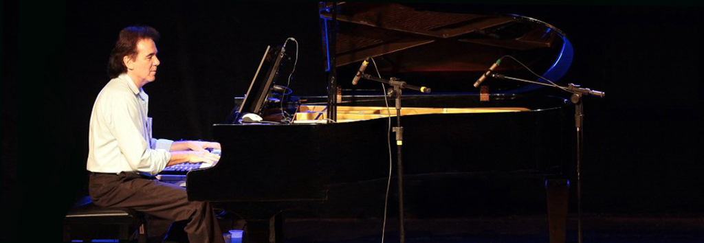 Luciano Alves tocando piano de cauda em show no RJ