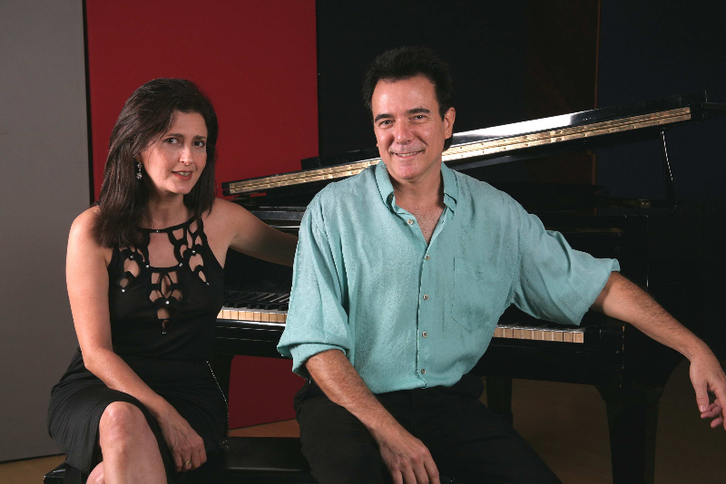 Pianista Luciano Alves e cantora Bettina Graziani no estúdio de gravação com piano.