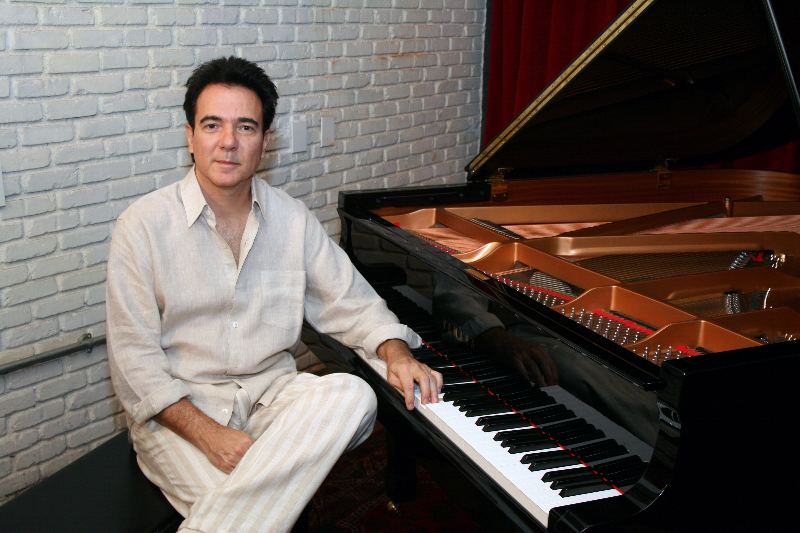 Pianista Luciano Alves com piano na gravação do CD Ernesto Nazareth.