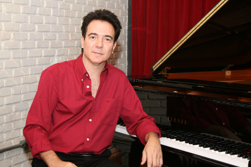 Pianista Luciano Alves no estúdio de gravação com piano.