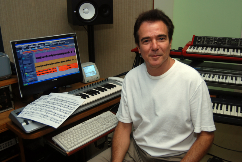 Tecladista Luciano Alves com teclado e computador.