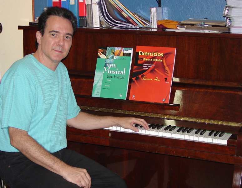 Pianista Luciano Alves com seus livros de música.
