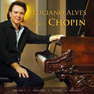 Luciano Alves tocando Chopin no piano.