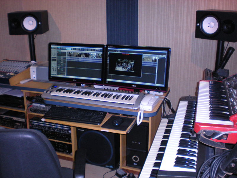 Estúdio de gravação com teclados e software Sonar