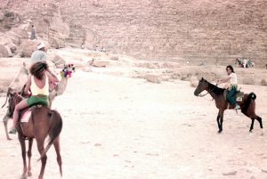 Elba Ramalho e Luciano Alves andando a cavalo no Cairo, 1983
