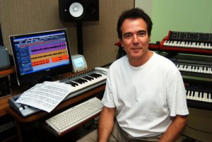 Luciano Alves com teclados no estúdio CTMLA, RJ