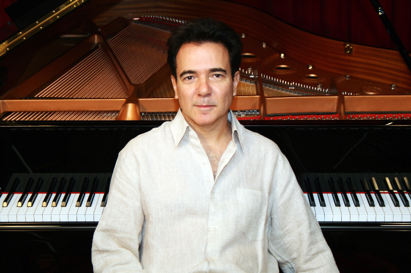 Luciano Alves com piano de cauda no estúdio Zaga