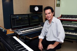 Luciano Alves com teclados no estúdio CTMLA