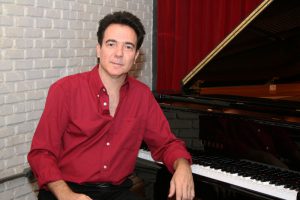 Luciano Alves com piano de cauda no estúdio Zaga, RJ