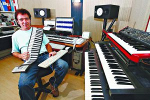 Luciano Alves com teclados no estúdio CTMLA, RJ