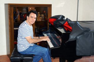 Luciano Alves no piano de cauda, compondo para o filme Diminuta - Padova, Italy, 2015.