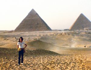 Luciano Alves com as pirâmides atrás, Cairo, 1983