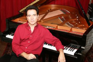 Luciano Alves no piano de cauda- ensaio da capa CD Nazareth