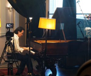 Luciano Alves tocando piano de cauda, gravando CD Chopin, NY, 2013