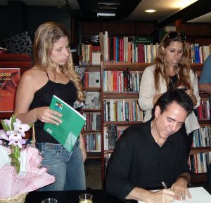 Luciano Alves autografando no lançamento do livro Teoria Musical, RJ