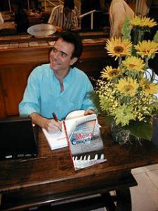 Luciano Alves autografando no Lançamento do livro Fazendo música no computador, RJ