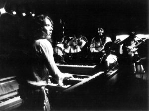 Luciano Alves tocando teclados com Mutantes, 1975, BH