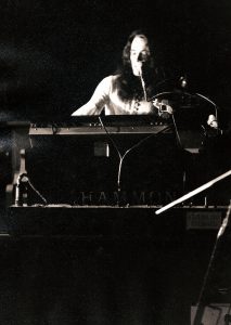 Luciano Alves tocando Mini Moog com Mutantes, 1976