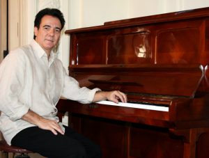 Luciano Alves no piano de Ernesto Nazareth, RJ, 2011