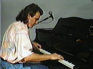 Luciano Alves tocando piano de cauda no programa Sem Censura - TVE