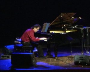 Luciano Alves tocando piano de cauda - show no Centro Cultural da Justiça Federal, RJ