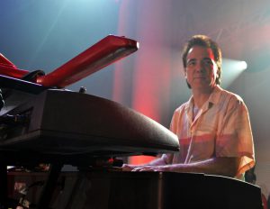Luciano Alves tocando piano digital no Copa Fest, RJ