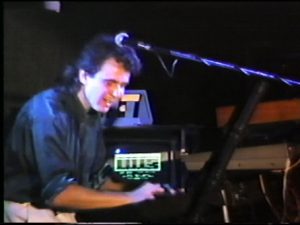 Luciano Alves tocando teclados - show do CD Quartzo, RJ