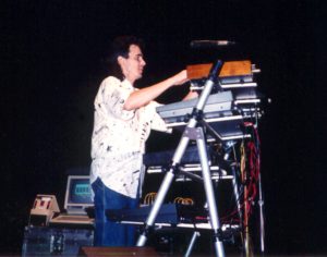 Luciano Alves tocando teclados - show em Recife, PE
