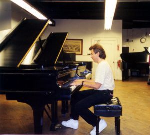 Luciano Alves testando os pianos na Sala Steinway, NY