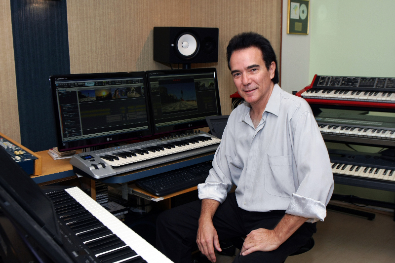 Tecladista Luciano Alves no estúdio do CTMLA com teclados